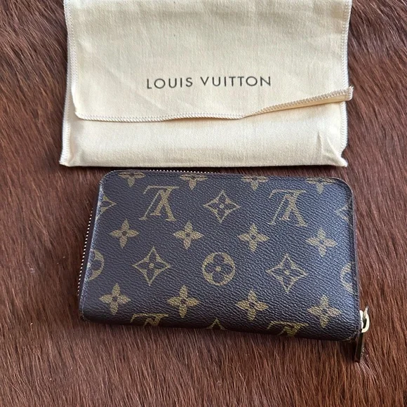 Louis Vuitton Monogram Zip Wallet - Picture 2 of 4